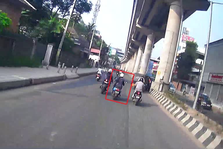 Thrippunithura  Woman felt from the Scooter  CCTV  biker  ബൈക്ക് ഇടിച്ചതിനെ തുടര്‍ന്ന്  സ്‌കൂട്ടര്‍ യാത്രക്കാരി  സ്‌കൂട്ടര്‍  സിസിടിവി  ബൈക്ക്  എറണാകുളം  തൃപ്പൂണിത്തുറ  ബസ്  യുവതി  ആശുപത്രി