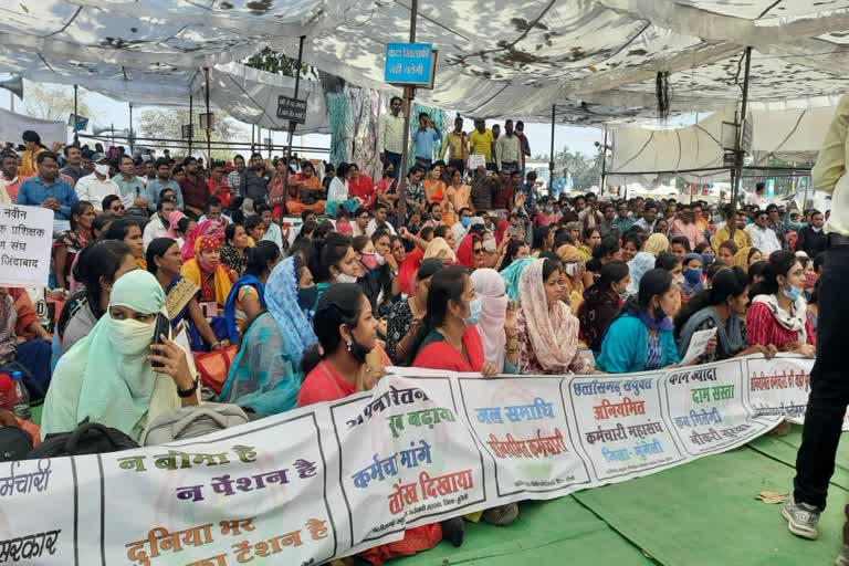 रायपुर में अनियमित कर्मचारी संघ का प्रदर्शन