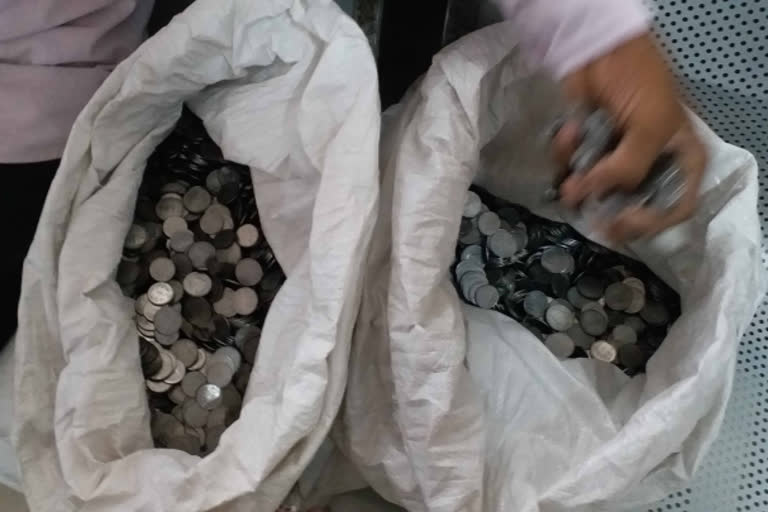 Independent candidate pays Rs 10,000 as coins to file nomination in Gujarat