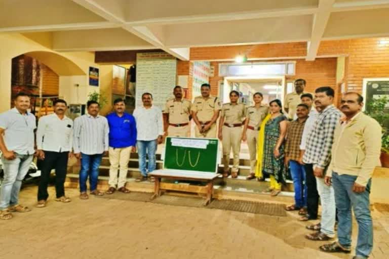 young man and a young woman were arrested for stealing gold in the guise of customers : Hubballi