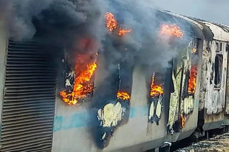 Pantry car of Ahmedabad Chennai Navjeevan Express catches fire no casualties