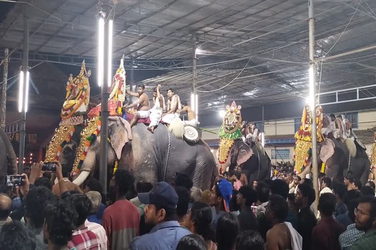 പതിനായിരക്കണക്കിന് ഭക്തർക്ക് ദർശന സായൂജ്യമായി വൈക്കത്തഷ്ട്ടമി  Waikatthashttami in Kottayam Mahadeva temple  അഷ്‌ടമി വിളക്കോടെ വൈക്കത്തഷ്‌ടമി കൊടിയിറങ്ങി  വൈക്കത്തഷ്‌ടമി കൊടിയിറങ്ങി  വൈക്കം മഹാദേവ ക്ഷേത്രത്തിലെ അഷ്‌ടമി ആഘോഷങ്ങള്‍  അഷ്‌ടമി വിളക്ക്  കോട്ടയം വാര്‍ത്തകള്‍  kerala news updates  latest news in kottayam  news updates in kerala