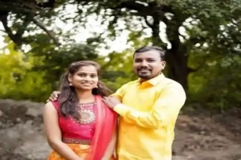 suicide  Husband suicide after death of his pregnant wife  Pune suicide  national news  malayalam news  husband saw wife death  man committed suicide after wife death  ദേശീയ വാർത്തകൾ  മലയാളം വാർത്തകൾ  ഭാര്യയുടെ മരണത്തിൽ മനംനൊന്ത് ഭർത്താവ് ആത്മഹത്യ  ഭർത്താവ് ആത്മഹത്യ ചെയ്‌തു  ഭാര്യയുടെ മരണത്തെ തുടർന്ന് ഭർത്താവ് ആത്മഹത്യ  ആത്മഹത്യ