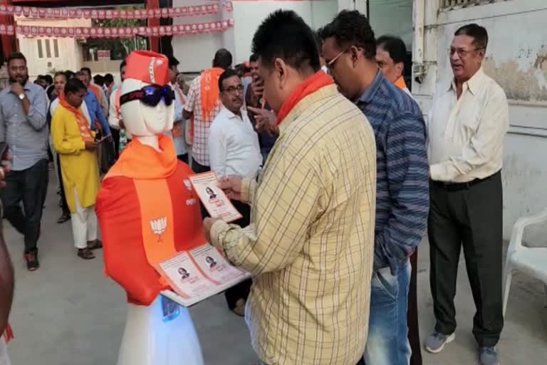bjp technology to win elections bjp candidate in nadiad campaigned by robot