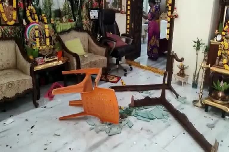 trs-workes-attacked-on-bjp-mp-arvind-house-in-hyderabad