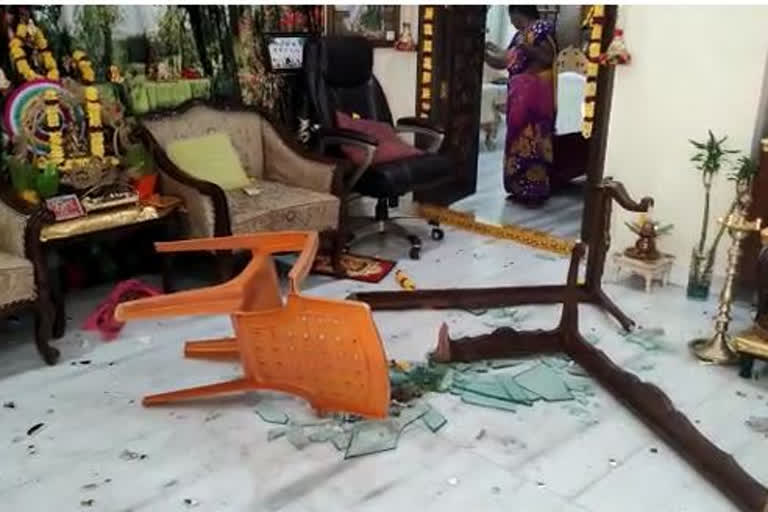 TRS activists attacked the Hyderabad house of BJP Nizamabad MP Dharmapuri Arvind