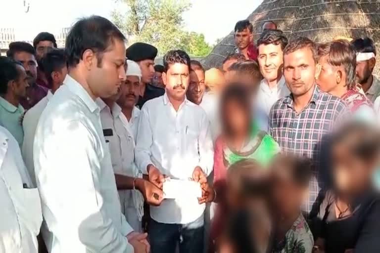 Rajasthan  Barmer Accident  one crore rupees  crowd fund  Social media campaign  ബാര്‍മറില്‍ വാഹനാപകടത്തില്‍  പെണ്‍കുട്ടികളുടെ സംരക്ഷണത്തിനായി  ഒരു കോടി  രാജസ്ഥാനിലെ ബാര്‍മറില്‍  ബാര്‍മര്‍  രാജസ്ഥാന്‍  ഏഴ്‌ പെണ്‍മക്കള്‍  സമൂഹമാധ്യമങ്ങള്‍  കാമ്പയിനിലൂടെ സമാഹരിച്ചത്  അപകടത്തില്‍  പെണ്‍കുട്ടി