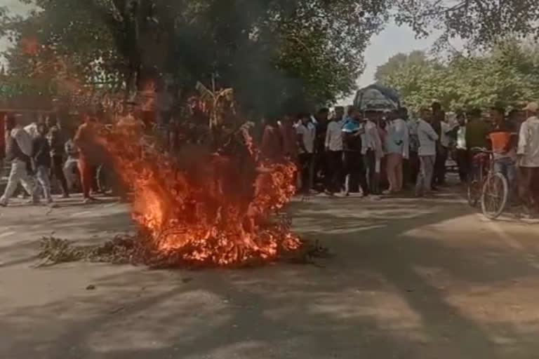 बेगूसराय में छेड़खानी के आरोपी की गिरफ्तारी की मांग को लेकर प्रदर्शन