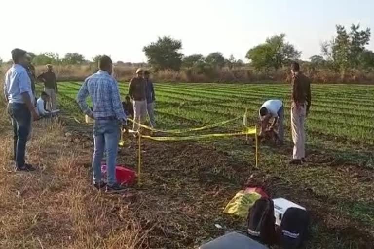 खून से लथपथ मिला युवती का शव