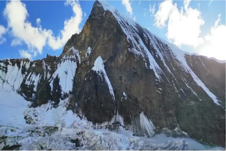 Three Soldiers Die In Avalanche  Avalanche in Machil Kupwara  കുപ്‌വാരയില്‍ ഹിമപാതത്തില്‍പ്പെട്ട്  കുപ്‌വാരയില്‍ ഹിമപാതം  മൃതദേഹങ്ങള്‍  സൈനികര്‍