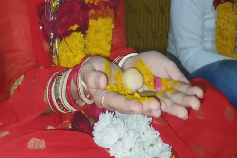 Marriage ceremony being performed at Mandsaur Gayatri temple