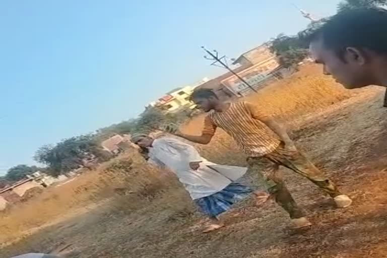 stone pelting on Police in guna