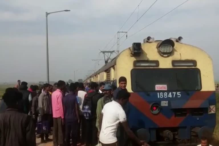 passengers got injured after fell from train in jajpur