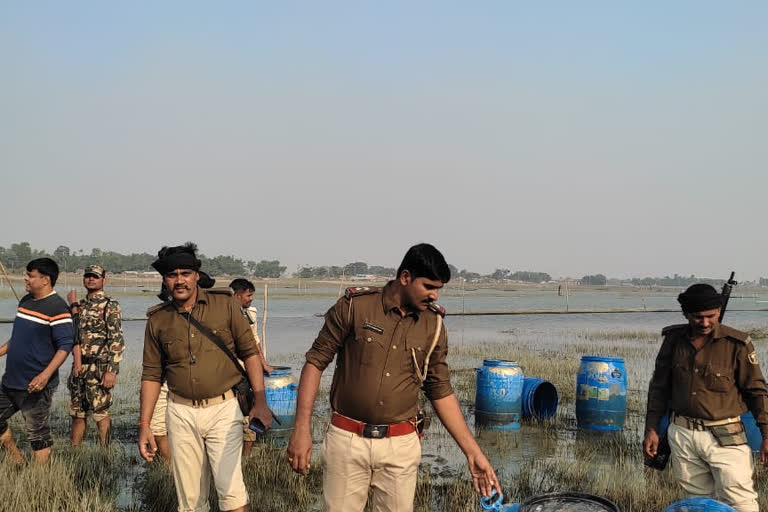 कोसी नदी से 2000 लीटर शराब बरामद