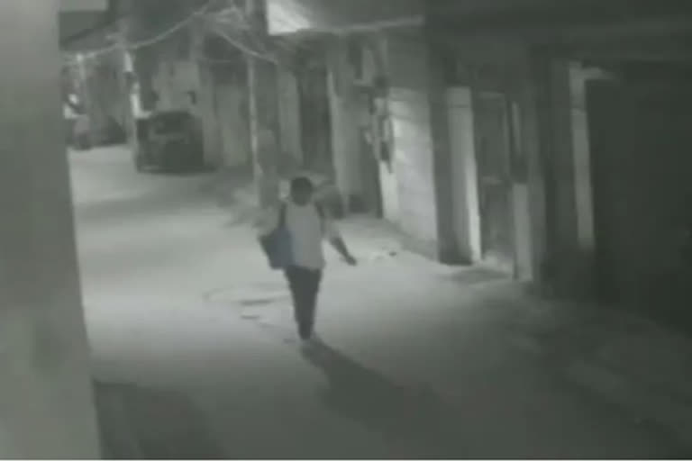 another-cctv-footage-of-shraddha-murder-accused-aftab-surfaced