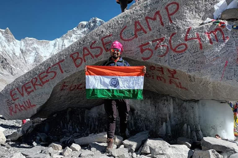 chhindwara neeraj hoist tricolor kalapathar peak