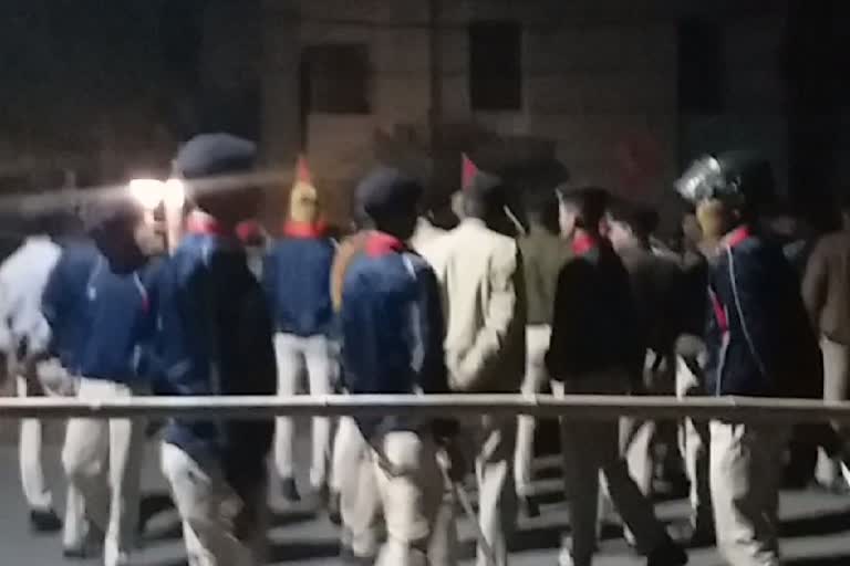 मतगणना केंद्र के बाहर आईसा के छात्रों ने किया हंगामा