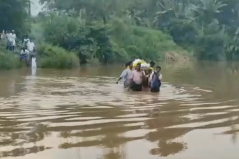 படைவீடு அருகே சுடுகாட்டுக்கு பாலம் இல்லாததால் ஆற்றில் கடந்த அவலம்