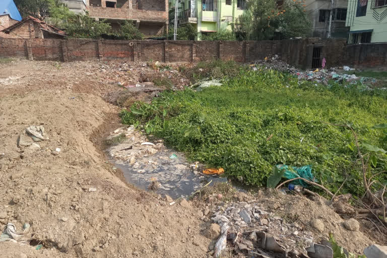 Kolkata Police Stop a Pond Filling under Kolkata Municipal Corporation area