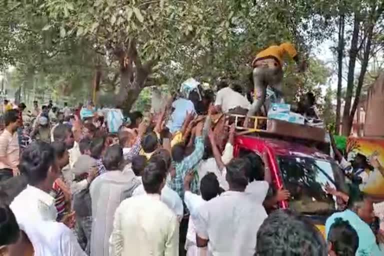 people-rushed-to-get-the-free-helmets-at-tumkur