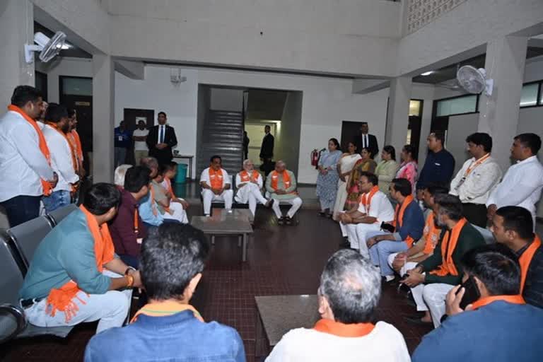 Gujarat PM Modi surprises BJP workers at Kamalam enjoys light chat recalls his association with party