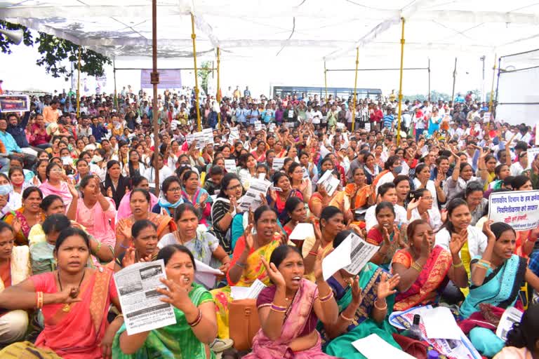 रायपुर में संविदा कर्मचारियों का प्रदर्शन