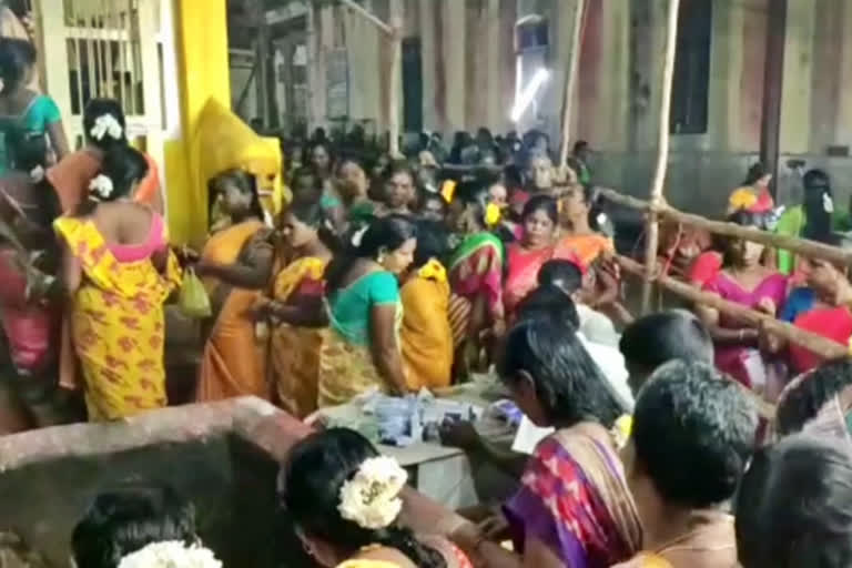 Courtallam  holy dip in the main waterfall of Courtallam  main waterfall of Courtallam  Courtallam main waterfall  holy dip in Courtallam main waterfall  Karthikai Monday  Karthikai  கார்த்திகை மாத சோமவாரம்  சோமவாரம்  கார்த்திகை  மெயின் அருவி  சுமங்கலி பெண்கள்  குற்றாலம்  சிறப்பி வழிபாடு  விநாயகர்