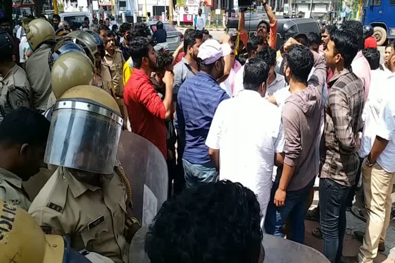 youth congress protest at TVM corporation  യൂത്ത് കോണ്‍ഗ്രസ്  തിരുവനന്തപുരം കോര്‍പ്പറേഷന്‍  പ്രതിഷേധം  protest against Thiruvananthapuram mayor  തിരുവനന്തപുരം മേയര്‍ക്കെതിരായ പ്രതിഷേധം