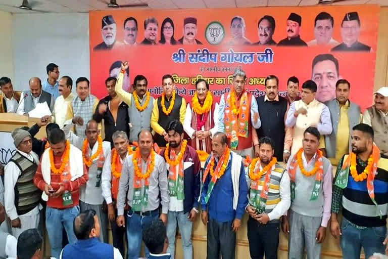 BSP and Congress workers join BJP in Haridwar