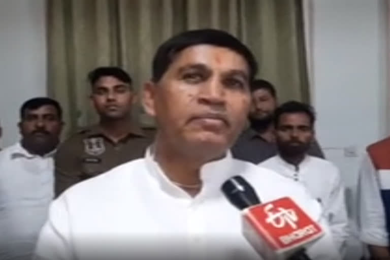 Etv BharatMinister Ramesh Meena furious at Bikaner collector