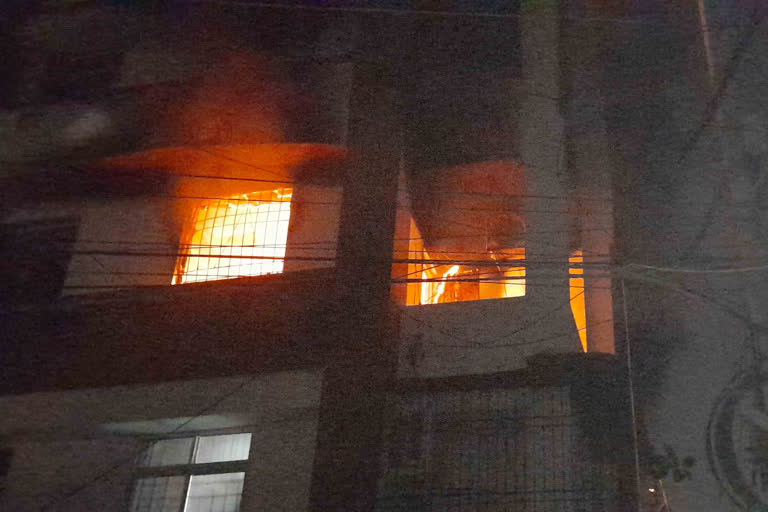 राजधानी पटना के एक अपार्टमेंट में गैस सिलेंडर फटने से लगी भीषण आग
