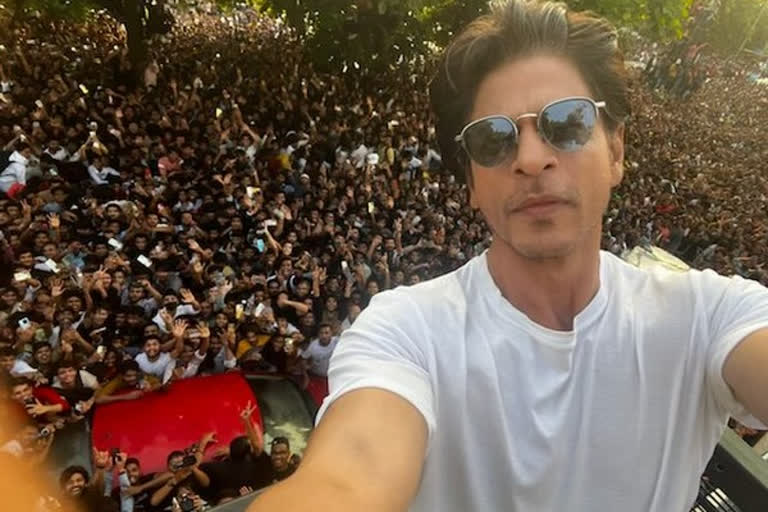 Shah Rukh Khan's Mannat gets a diamond-studded nameplate, pictures get viral