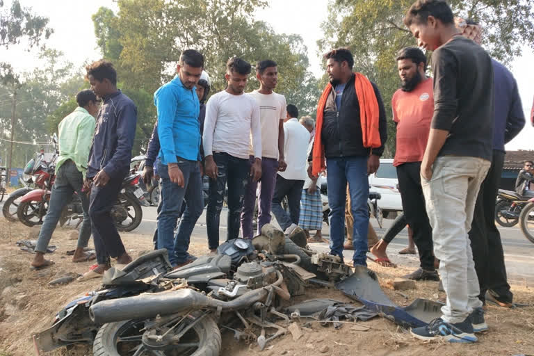 Uncontrolled truck crushed two bikes in Giridih