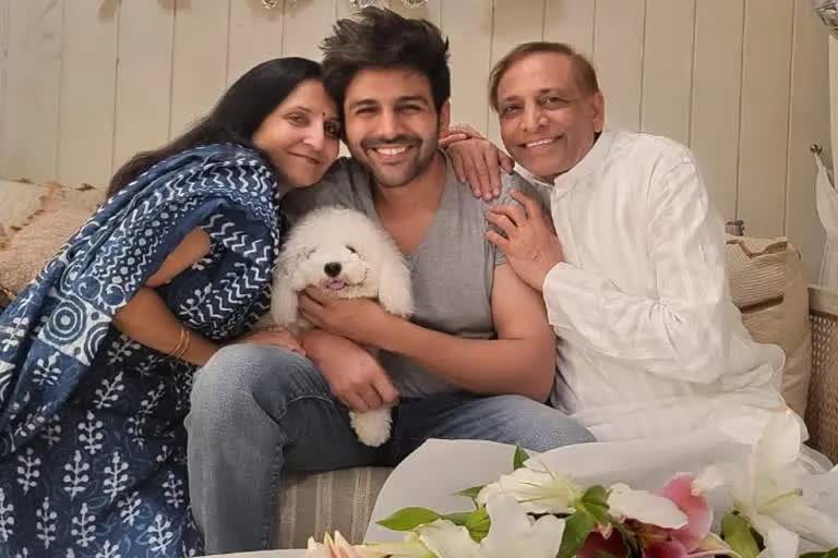 Kartik Aaryan celebrated his 32th birthday with parents