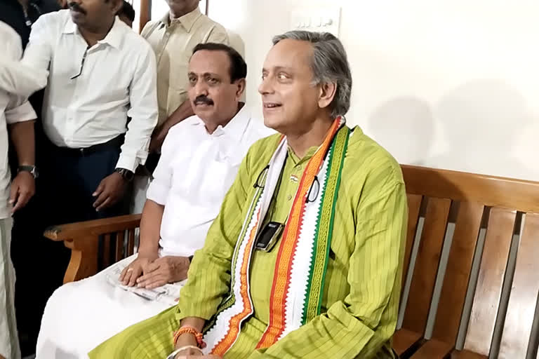 sashi tharoor  sashi tharoor visisted panakkad  sashi tharoor panakkad visit  ശശി തരൂര്‍  തിരുവനന്തപുരം എംപി  പാണക്കാട്  സാദിഖ് അലി ശിഹാബ് തങ്ങള്‍  പികെ കുഞ്ഞാലിക്കുട്ടി  ശശി തരൂര്‍ പാണക്കാട് സന്ദര്‍ശനം  മസ്ലീം ലീഗ്