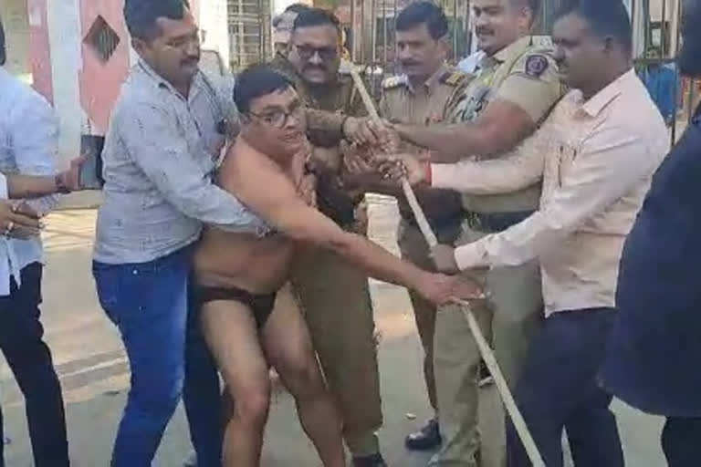 Half-naked man stages protest demanding toilets in Aurangabad market