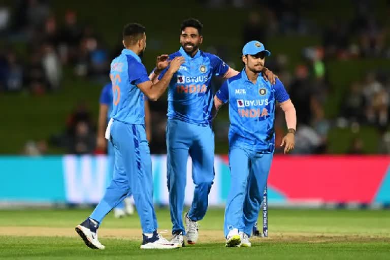 India bowl out NZ for 160 in 3rd T20I