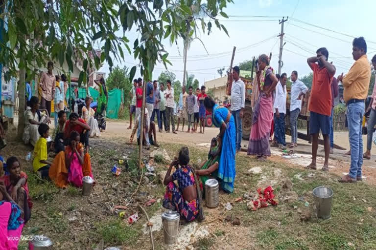 భద్రాద్రి కొత్తగూడెం జిల్లాలో ట్రాక్టర్​ బోల్తాపడి ఐదుగురికి గాయాలు..