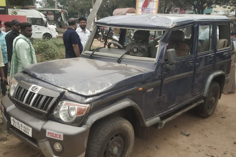 cm escort vehicle overturned Chitradurga
