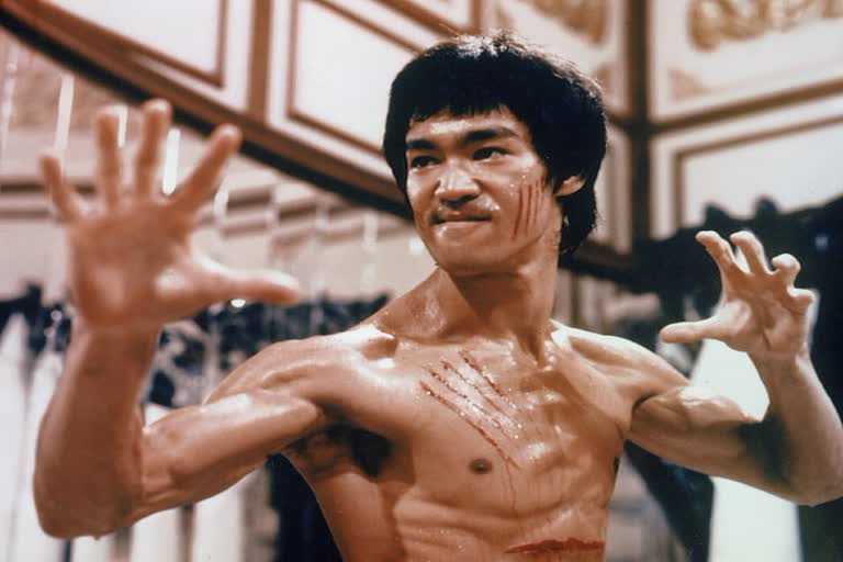 Martial art legend and actor Bruce Lee  what is Hyponatremia  how Hyponatremia happens  bruce lee Hyponatremia  Martial art legend and actor Bruce Lee news today  Martial art legend and actor Bruce Lee latest news  Bruce Lee  ബ്രൂസ് ലീ  ബ്രൂസ് ലീ മരിച്ചത് അമിതമായി വെള്ളം കുടിച്ചതിനാൽ  അമിതമായി വെള്ളം കുടിച്ചാൽ മരിക്കുമോ  ബ്രൂസ് ലീയുടെ മരണം  ബ്രൂസ് ലീ മരണ കാരണം  ബ്രൂസ് ലീ മരിച്ചതെങ്ങനെ  Bruce Lee death  Bruce Lee death reason  how Bruce Lee died  സെറിബ്രൽ എഡിമ  മസ്‌തിഷ്‌ക വീക്കം  ഹൈപ്പോനാട്രീമിയ  Hyponatremia  എന്താണ് ഹൈപ്പോനാട്രീമിയ  ലിൻഡ ലീ  cerebral edema  brain swelling  Bruce Lee kidney dysfunction  excess water intake cause death of Bruce Lee  death of Bruce Lee