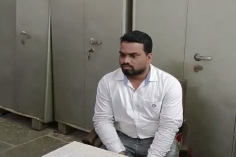 kodala revenue assistant caught by vigilance while  taking bribe