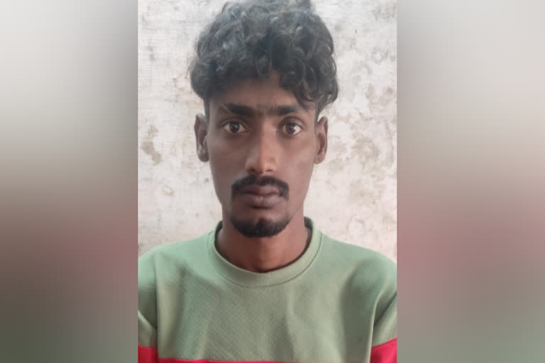 garbage  robberies  police arrested a young man  collect garbage during the day robberies at night  tajore news  tanjore latest news  இரவில் திருட்டு  தொடர் கொள்ளை  இளைஞர் கைது  தமிழ் பல்கலைக்கழகம்  சிசிடிவி  காவல்துறையினர்  குப்பை  பூட்டை உடைத்து கொள்ளை  கொள்ளை