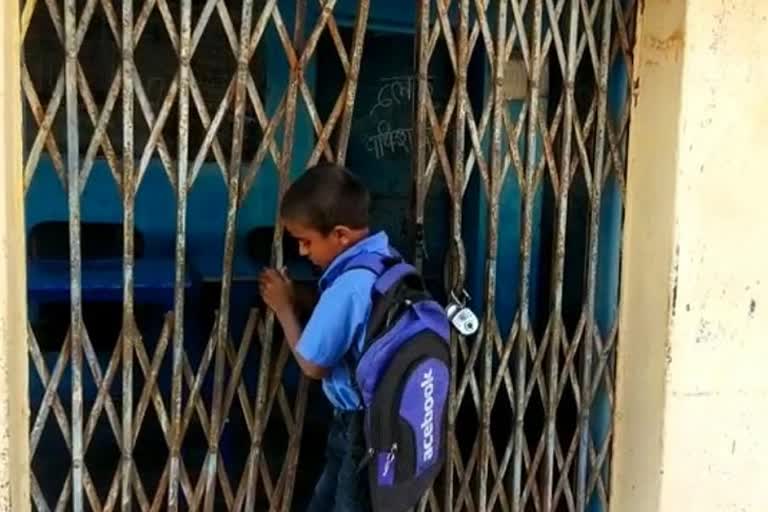 मनेंद्रगढ़ ब्लॉक का ढुलकू प्राथमिक स्कूल भगवान भरोसे