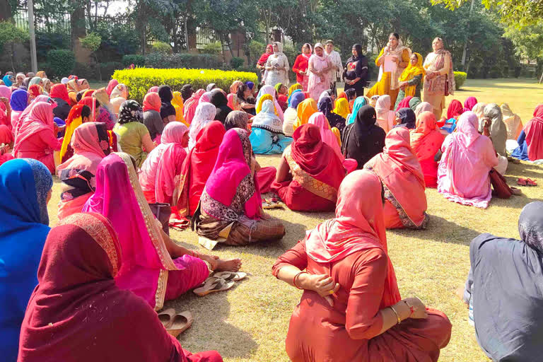 protest to nutrition tracker app in Nuh Anganwadi workers submitted memorandum to CM