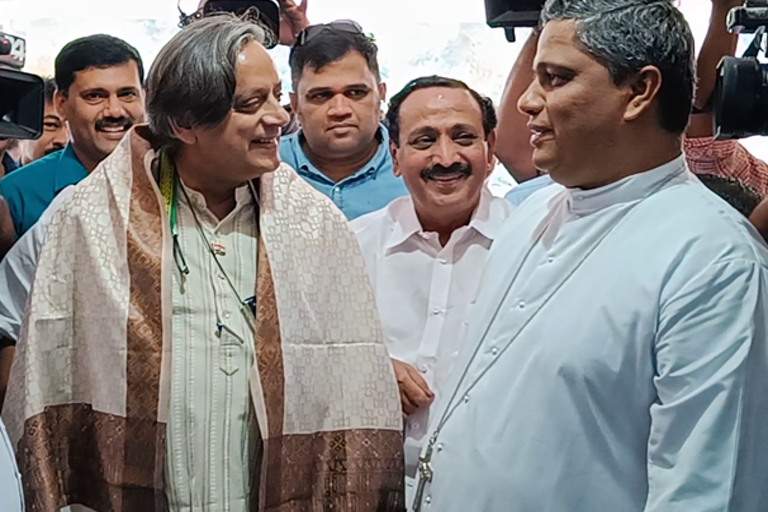 kannur DCC  Shashi Tharoor gets warm welcome by kannur DCC  വിലക്ക് വിവാദത്തിലും ശശി തരൂരിന് സ്വീകരണം  ഡിസിസി പ്രസിഡന്‍റ്  ഡിസിസി പ്രസിഡന്‍റ് മാർട്ടിൻ ജോർജ്