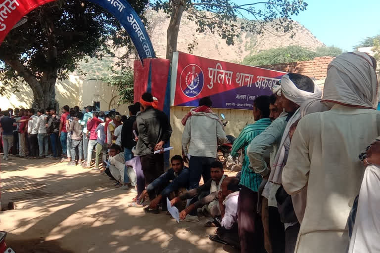 Urea distribution in police station in Alwar due to mismanagement at distribution of