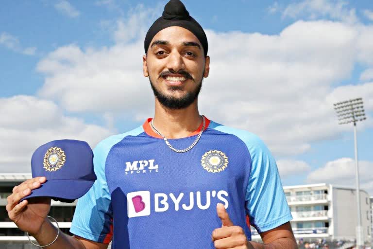 Arshdeep Singh Taking Bowling Tips by Senior Bowlers