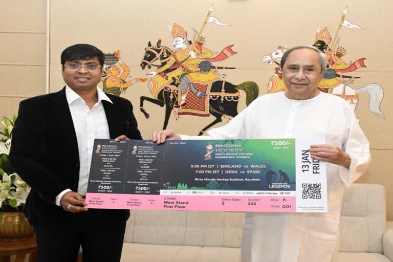 CM Naveen patnaik purchases the first ticket of Mens Hockey World Cup from Hockey India president Dilip Tirkey  CM Naveen patnaik  Mens Hockey World Cup  Hockey India president Dilip Tirkey  मुख्यमंत्री नवीन पटनायक  हाकी वर्ल्ड कप  दिलिप तिर्की  Hockey World Cup