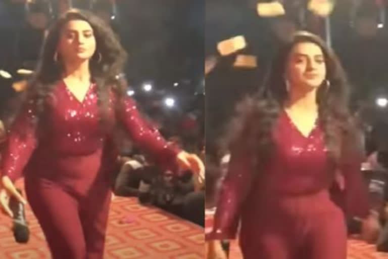 Akshara Singh Stage Performance viral video