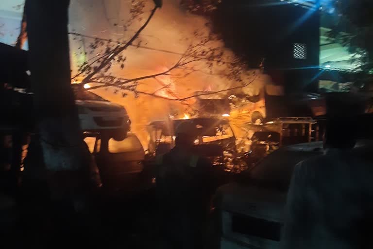 fire broke in vehicles in sahibabad police station